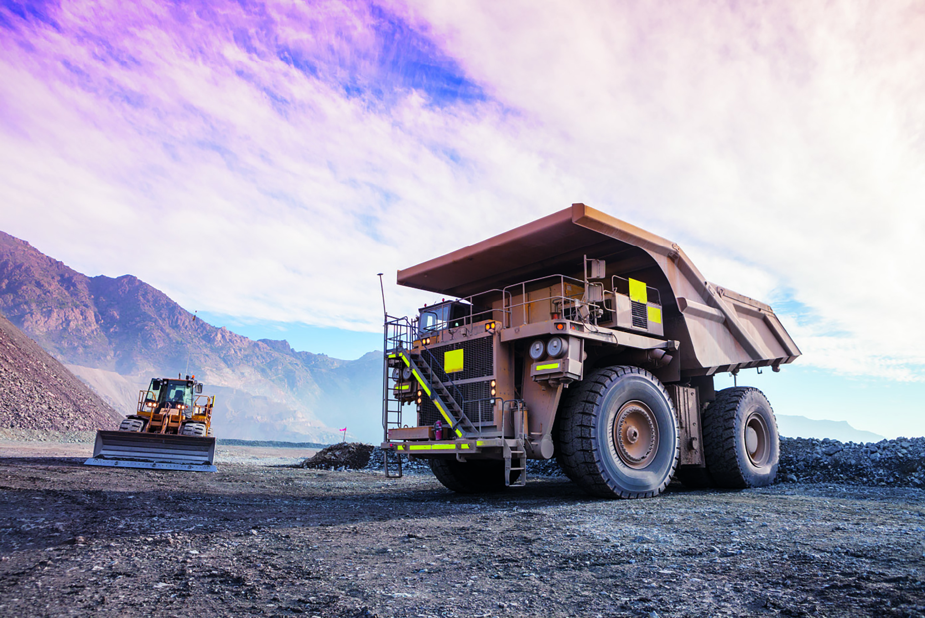 Antofagasta Minerals impulsa estudio para convertir flota de camiones a energía eléctrica