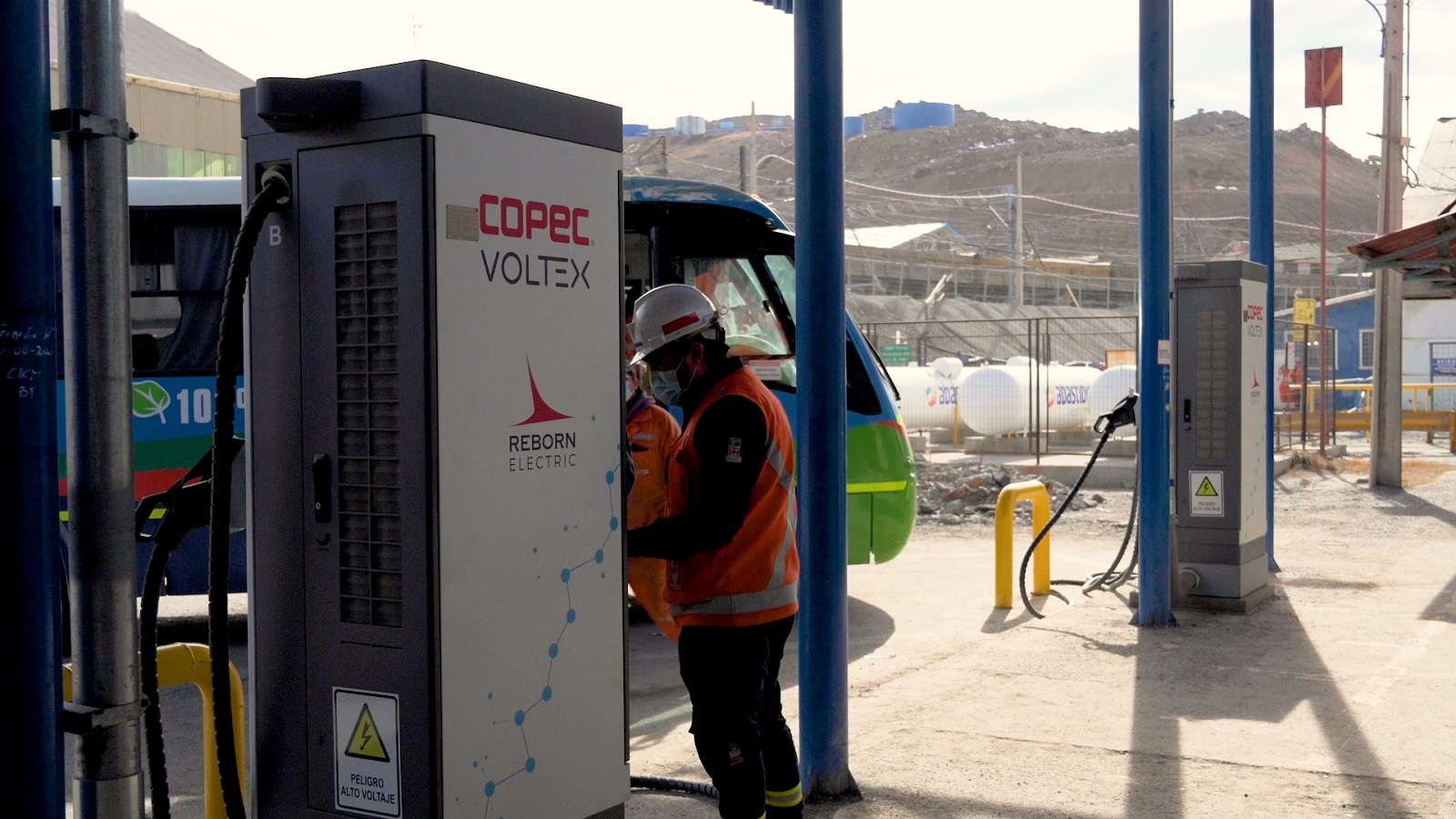 Dos cargadores de alta potencia abastecen buses eléctricos reconvertidos en la minera Codelco