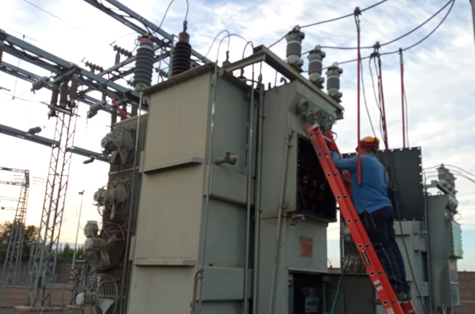 CGE Transmisión ejecuta mantenimiento en equipos y redes eléctricas que benefician a cerca de 30 mil clientes