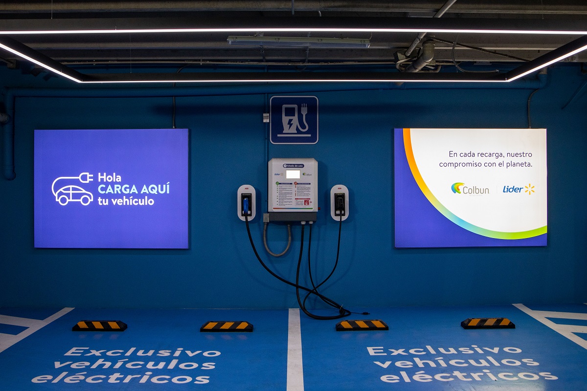 ABB y Colbún suministran estaciones de carga para vehículos eléctricos en supermercados de Walmart Chile