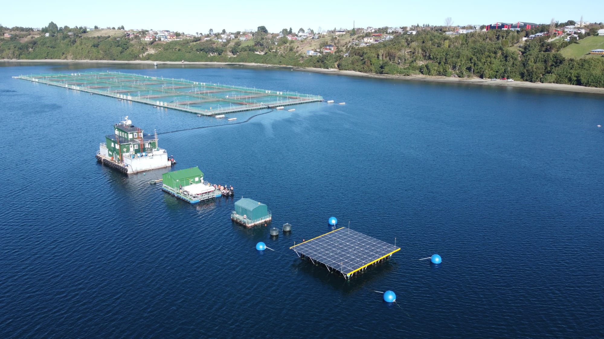 Gasco impulsa plataforma solar flotante de generación de energía para Salmones Aysén