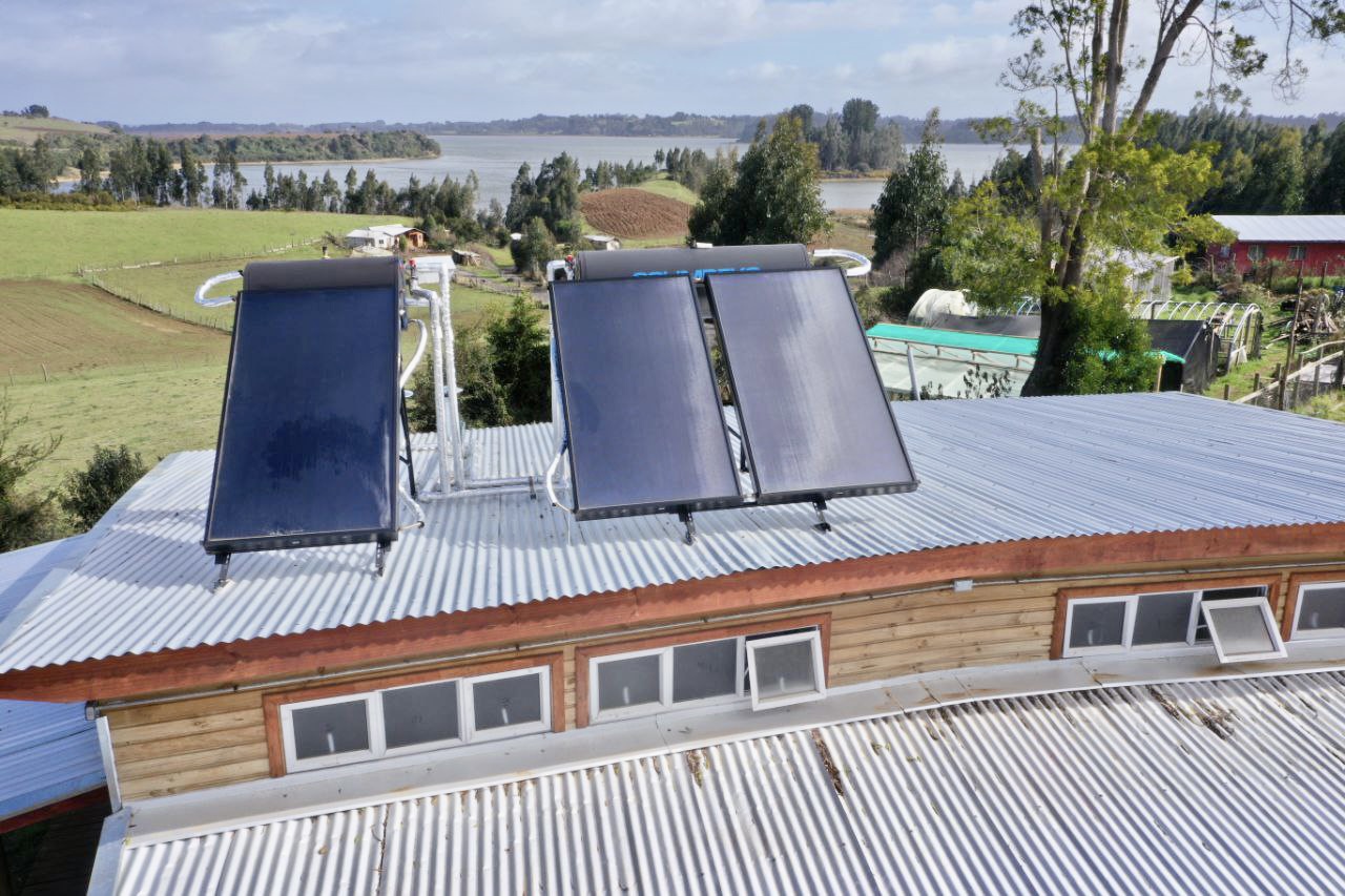 Escuela Rural de la comuna de Teodoro Schmidt cuenta con agua caliente con energía solar térmica