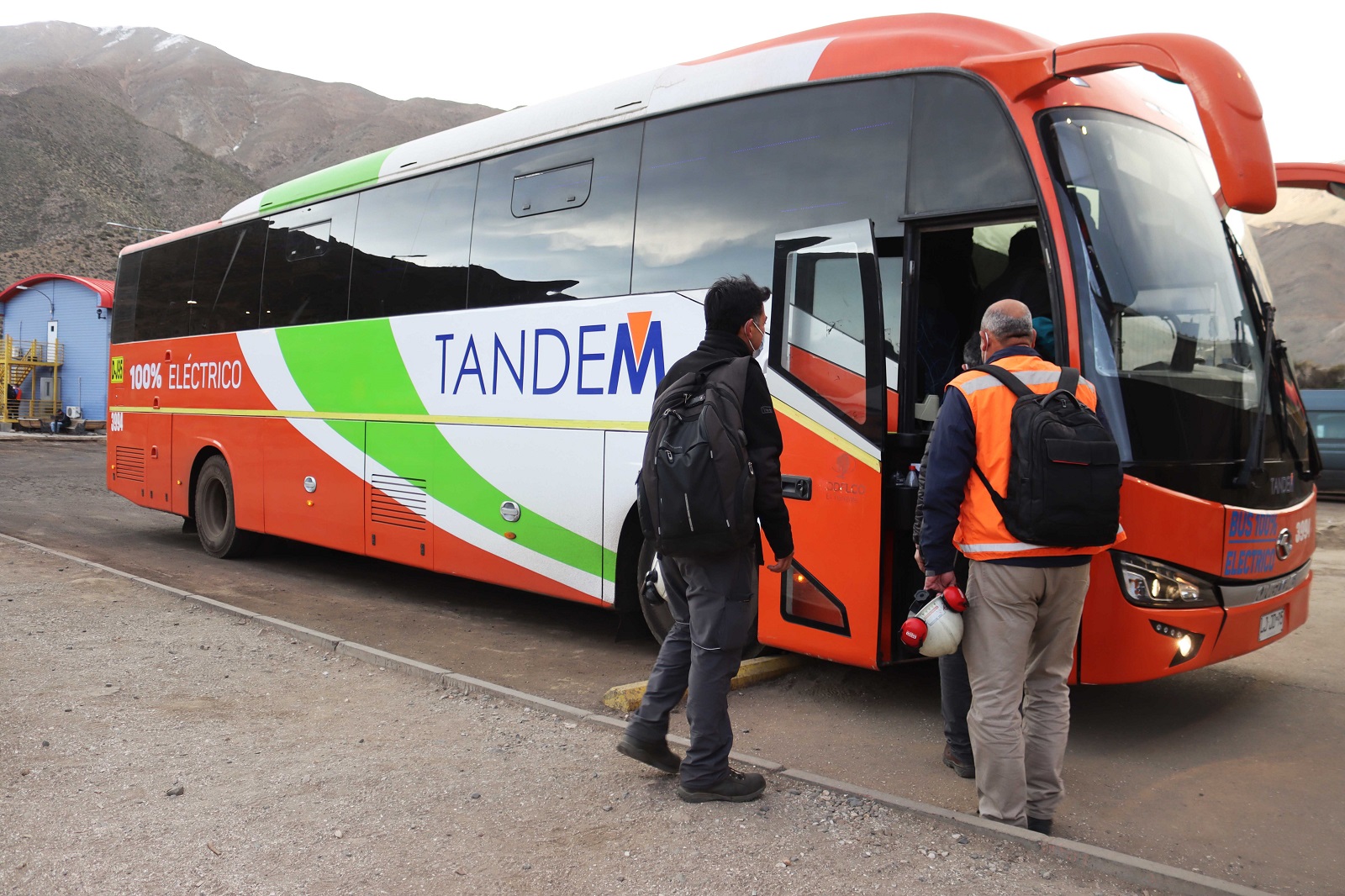 Electromovilidad: Minera Los Pelambres incorpora bus eléctrico y vehículos livianos a su operación