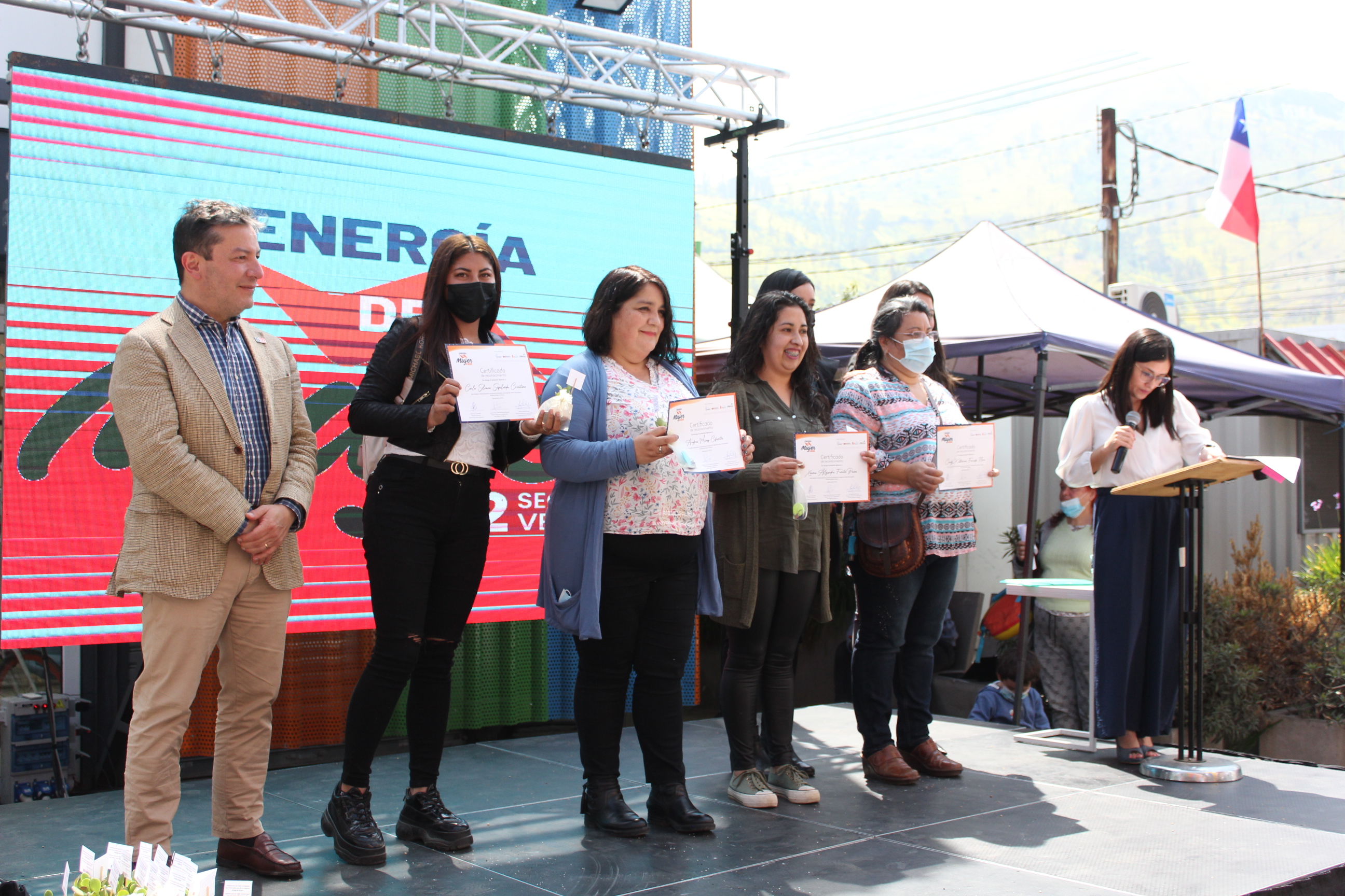 Emprendedoras de Renca logran aumentar sus ventas tras participar en programa Energía de Mujer