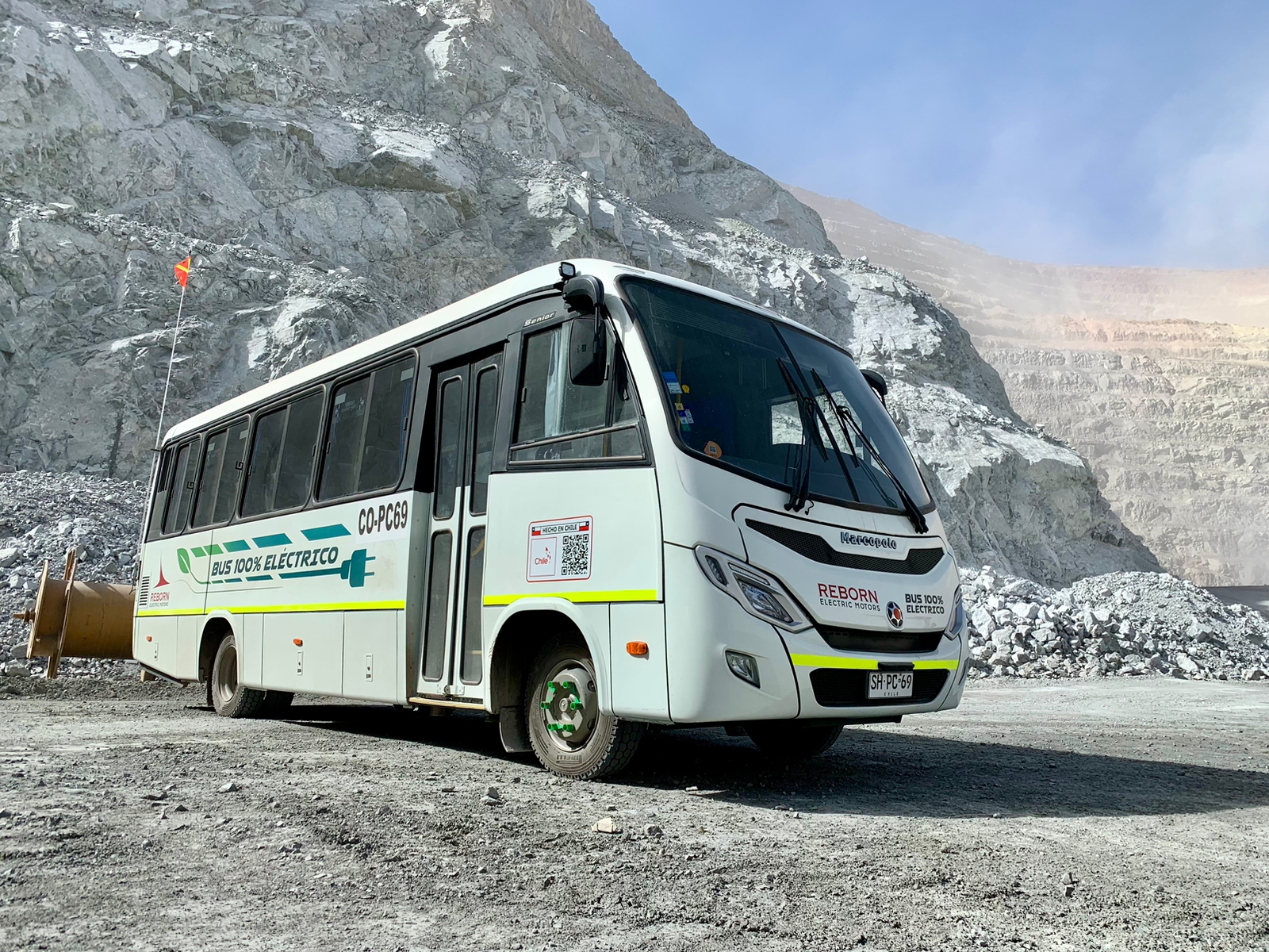Primer bus 100% eléctrico fabricado en Chile realiza gira en minas del norte del país