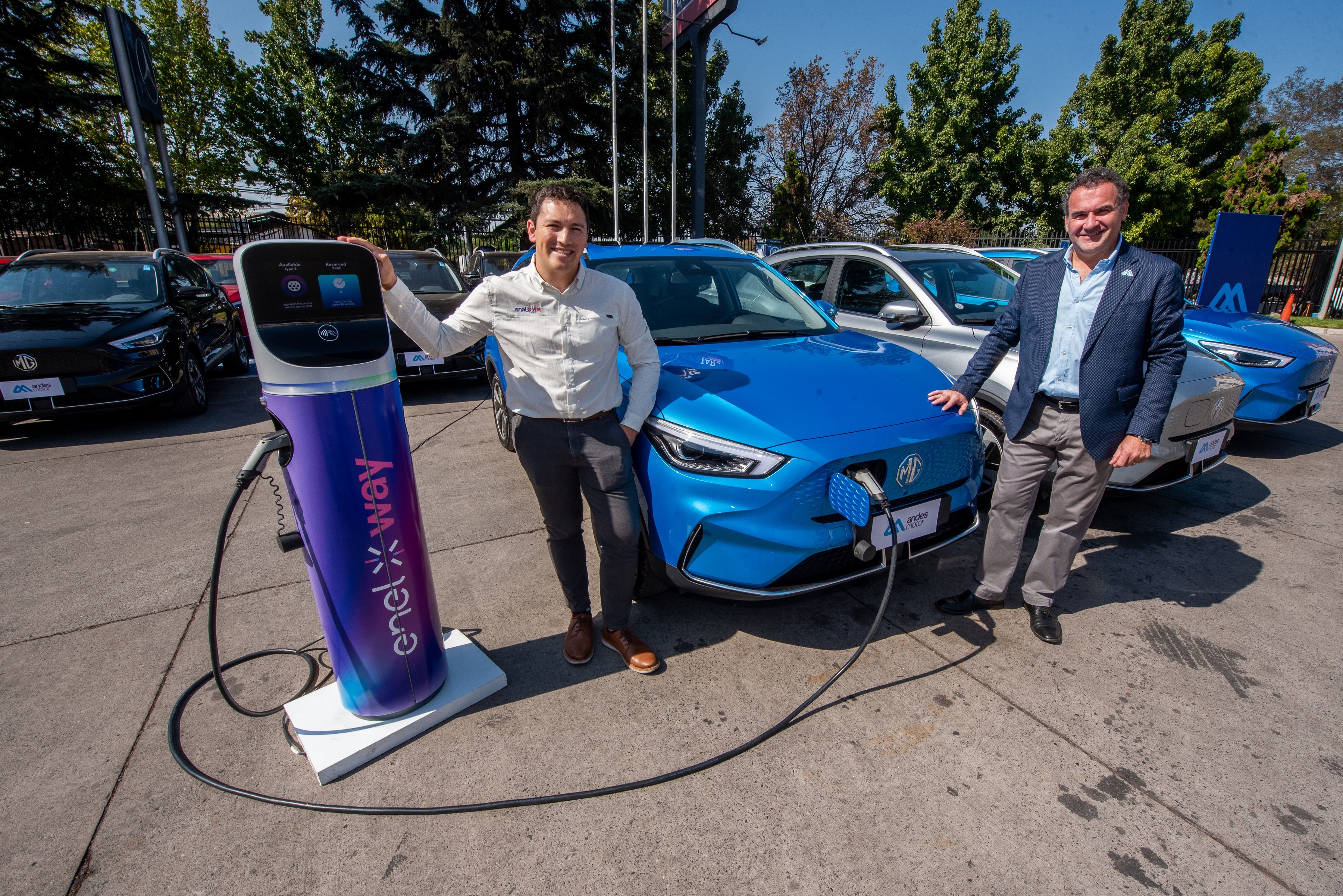 Andes Motor y Enel X Way sellan alianza con entrega de 20 vehículos eléctricos para app de viajes compartidos