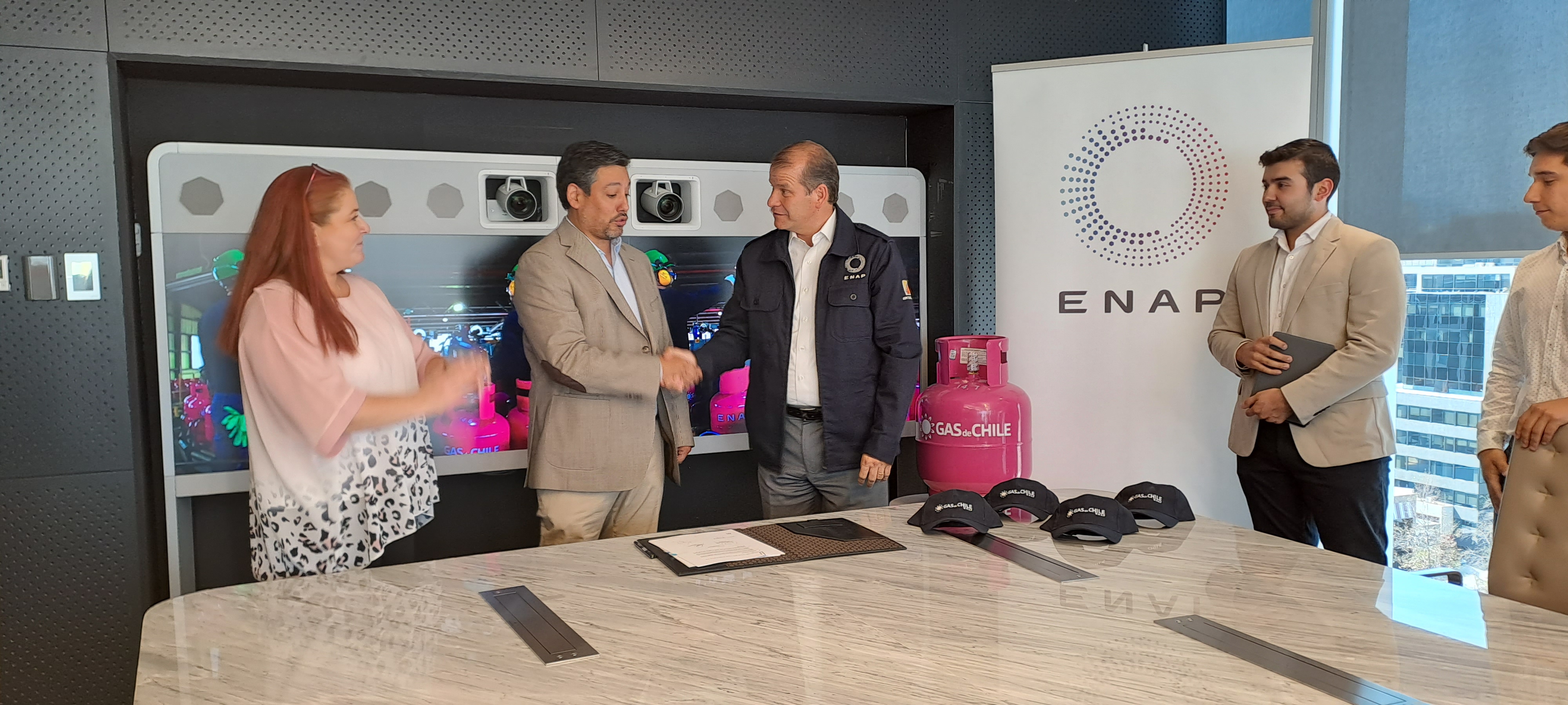 Enap celebra primer contrato con distribuidor minorista para venta regular de Gas de Chile