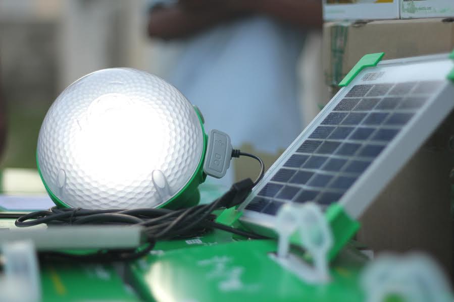 Schneider Electric presenta iluminación híbrida solar para uso personal o doméstico en sectores aislados