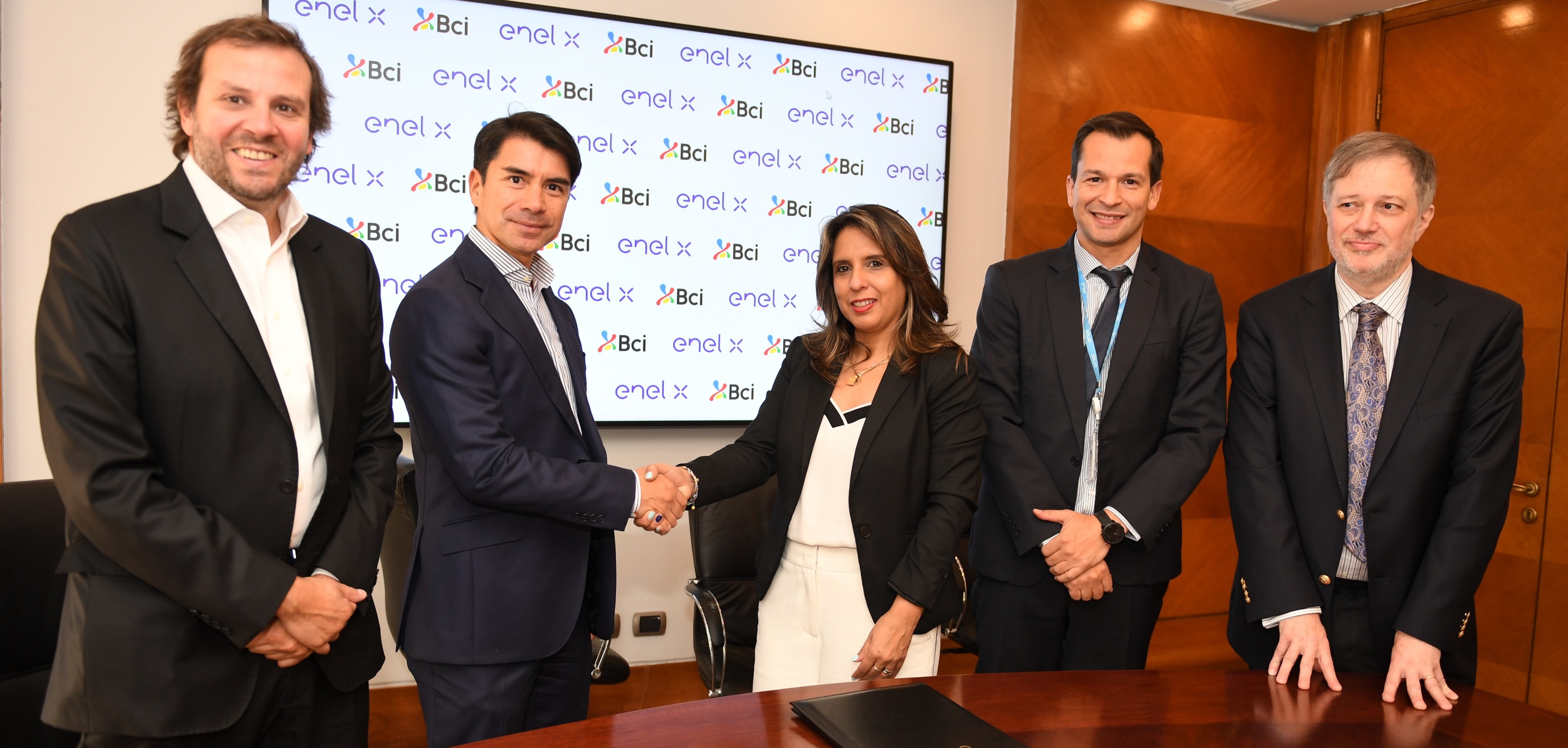 Enel X y BCI firman alianza para apoyar a las empresas en la implementación de proyectos renovables