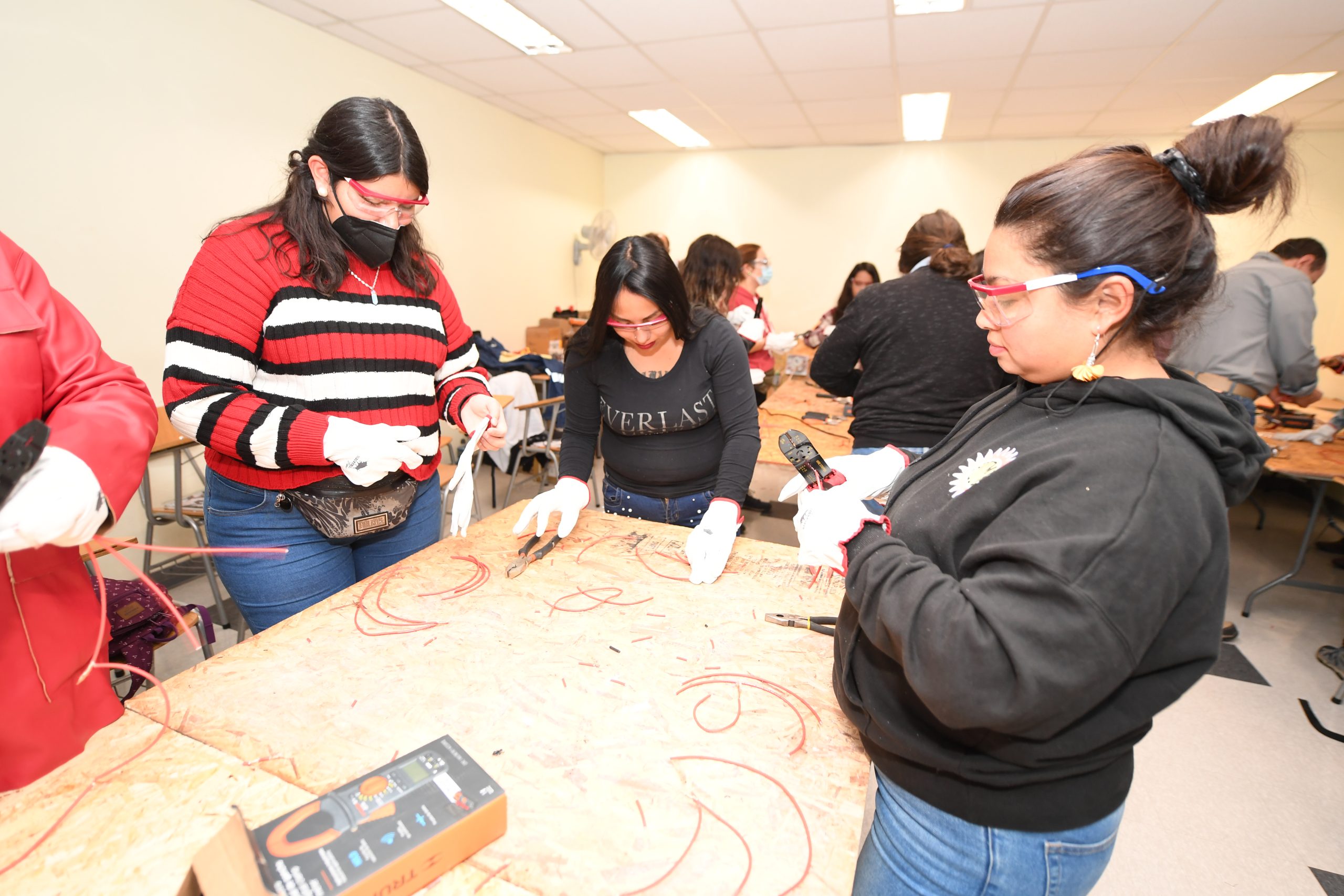 Enel Distribución lanza programa de formación para mujeres que deseen ingresar al sector eléctrico