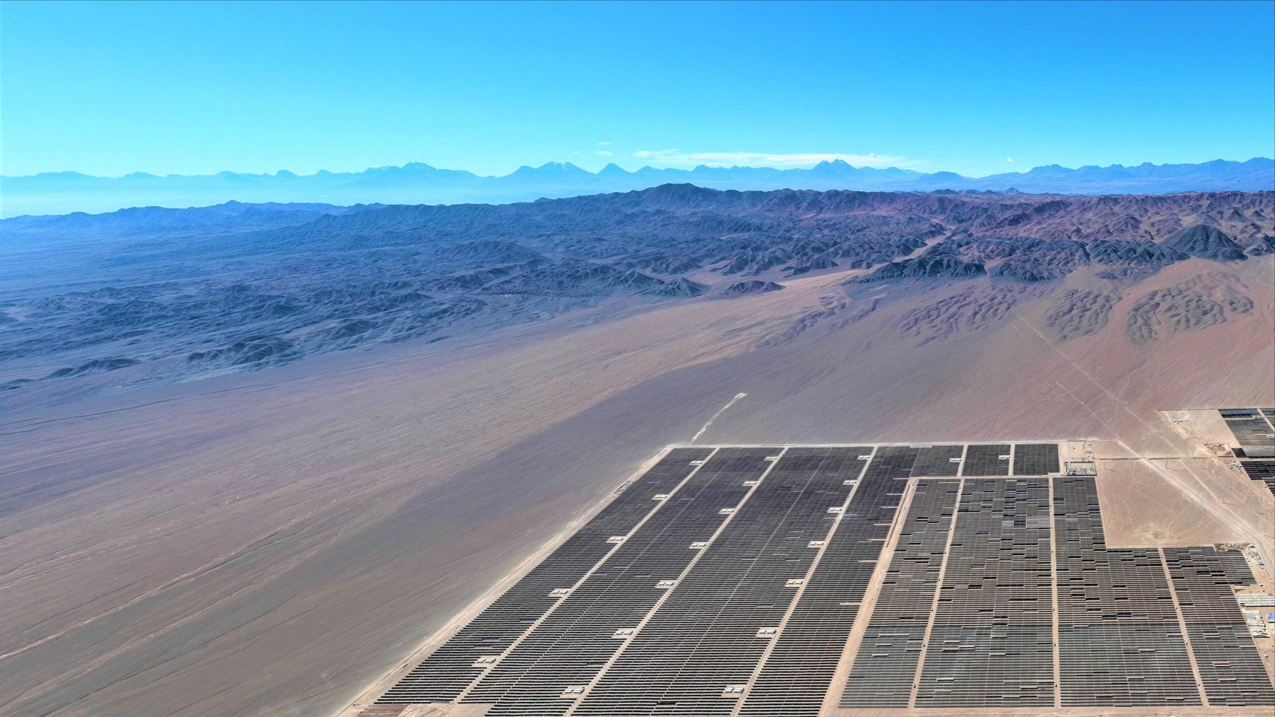 AES Andes anuncia operación del mayor sistema de baterías de almacenamiento solar de América Latina