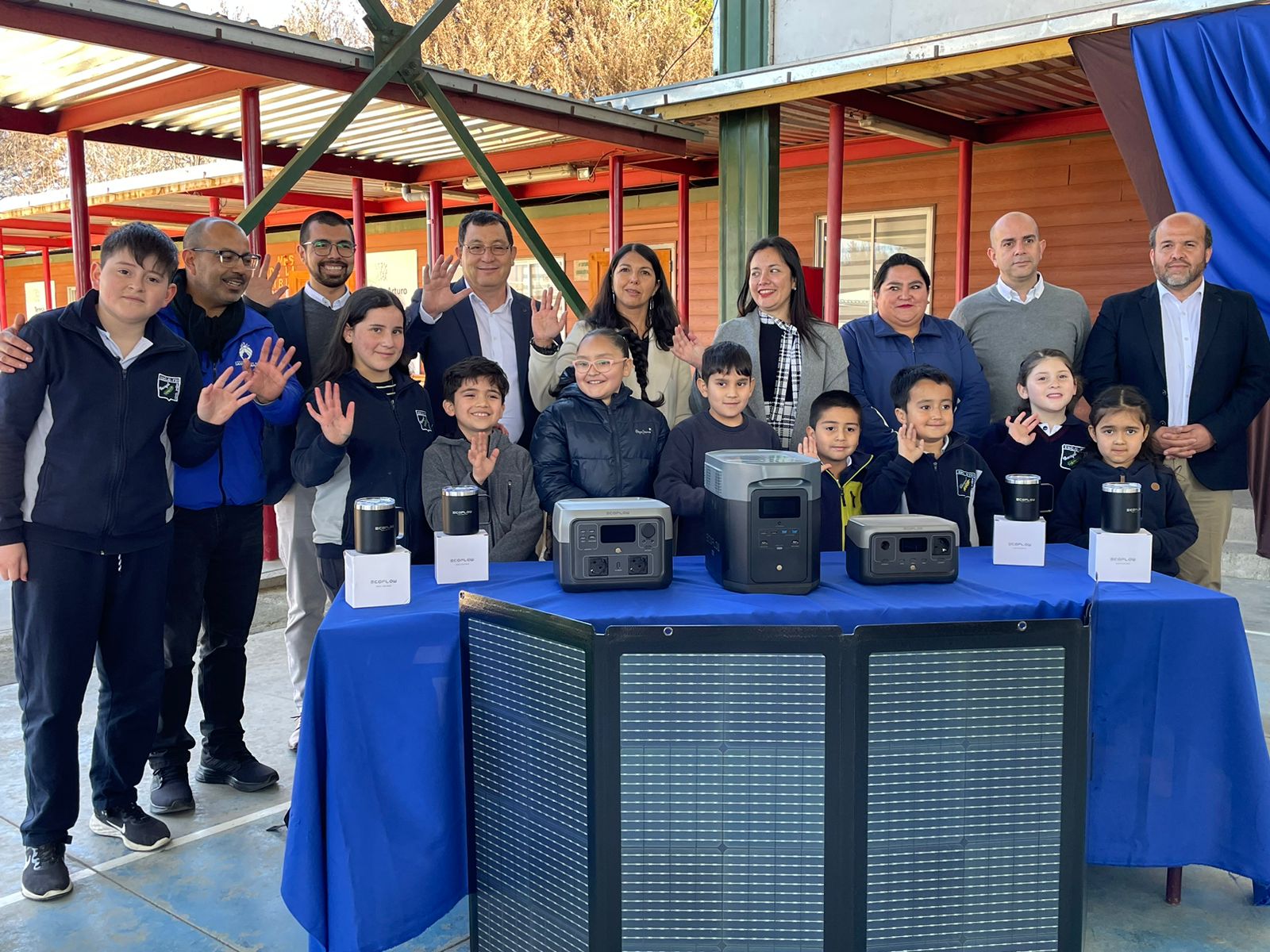 Escuela de Santa Juana recibe baterías recargables a energía solar mediante iniciativa público-privada