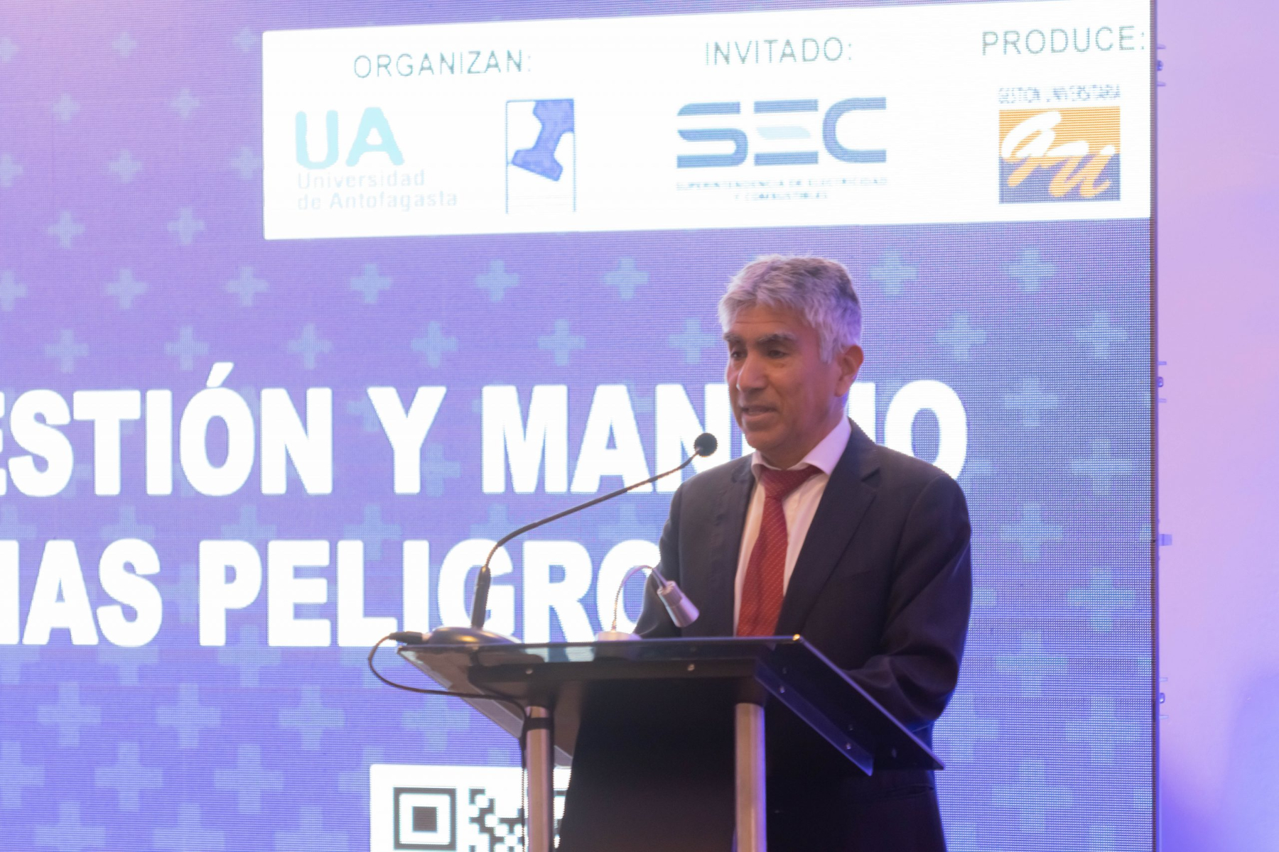 U. de Antofagasta realiza seminarios para abordar manejo de sustancias peligrosas y uso de energías limpias