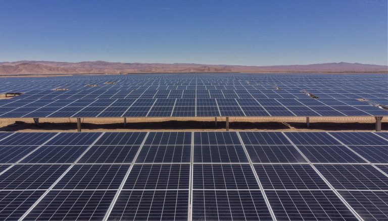 Emoac y Grenergy suscriben acuerdo de suministro de energía solar con almacenamiento