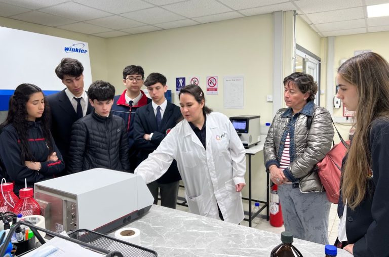 Estudiantes de Magallanes visitan laboratorio de e-combustibles de HIF Global