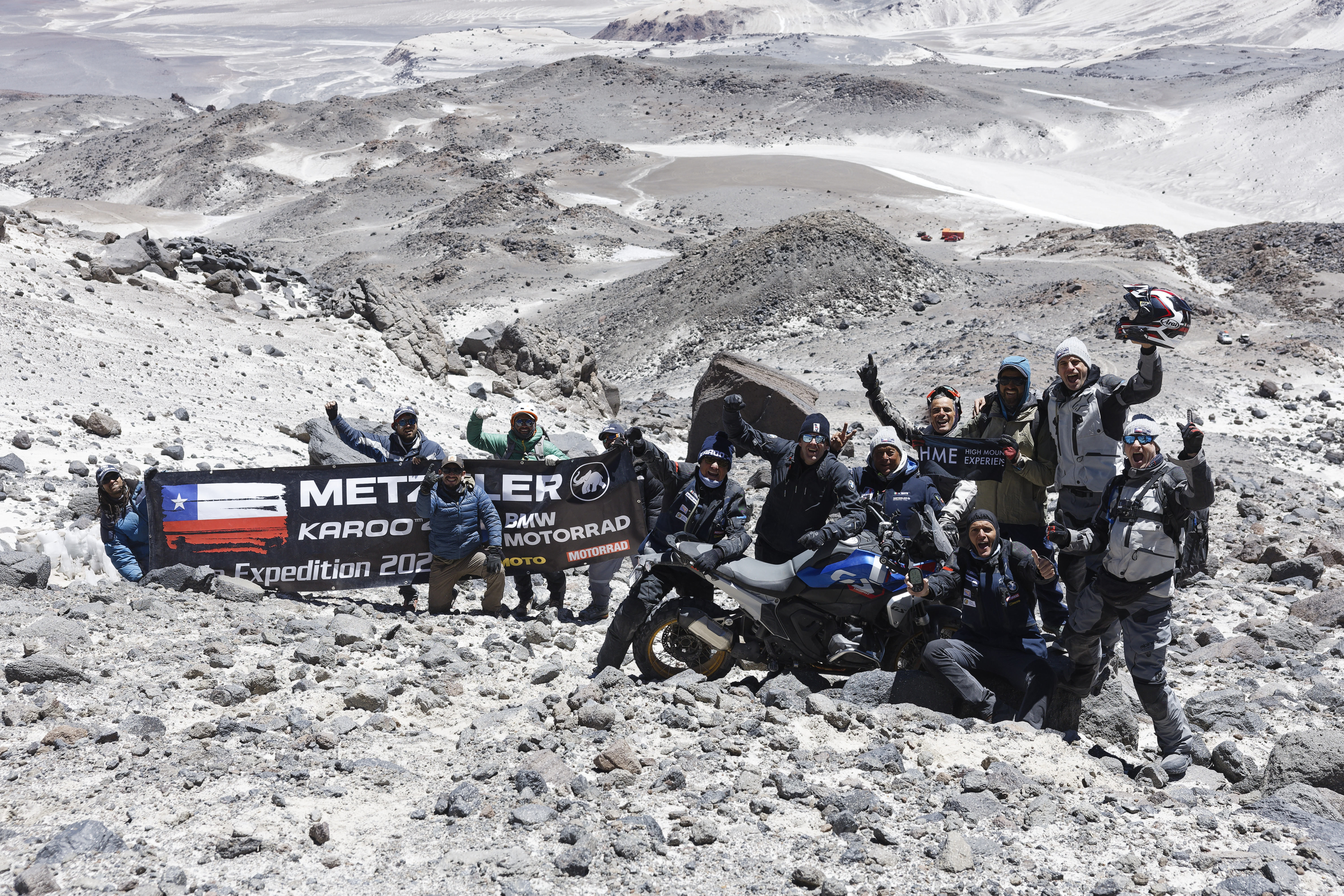 BMW Motorrad y Metzeler llegan a Chile y suben al volcán activo más alto del mundo con una BMW R 1300 GS