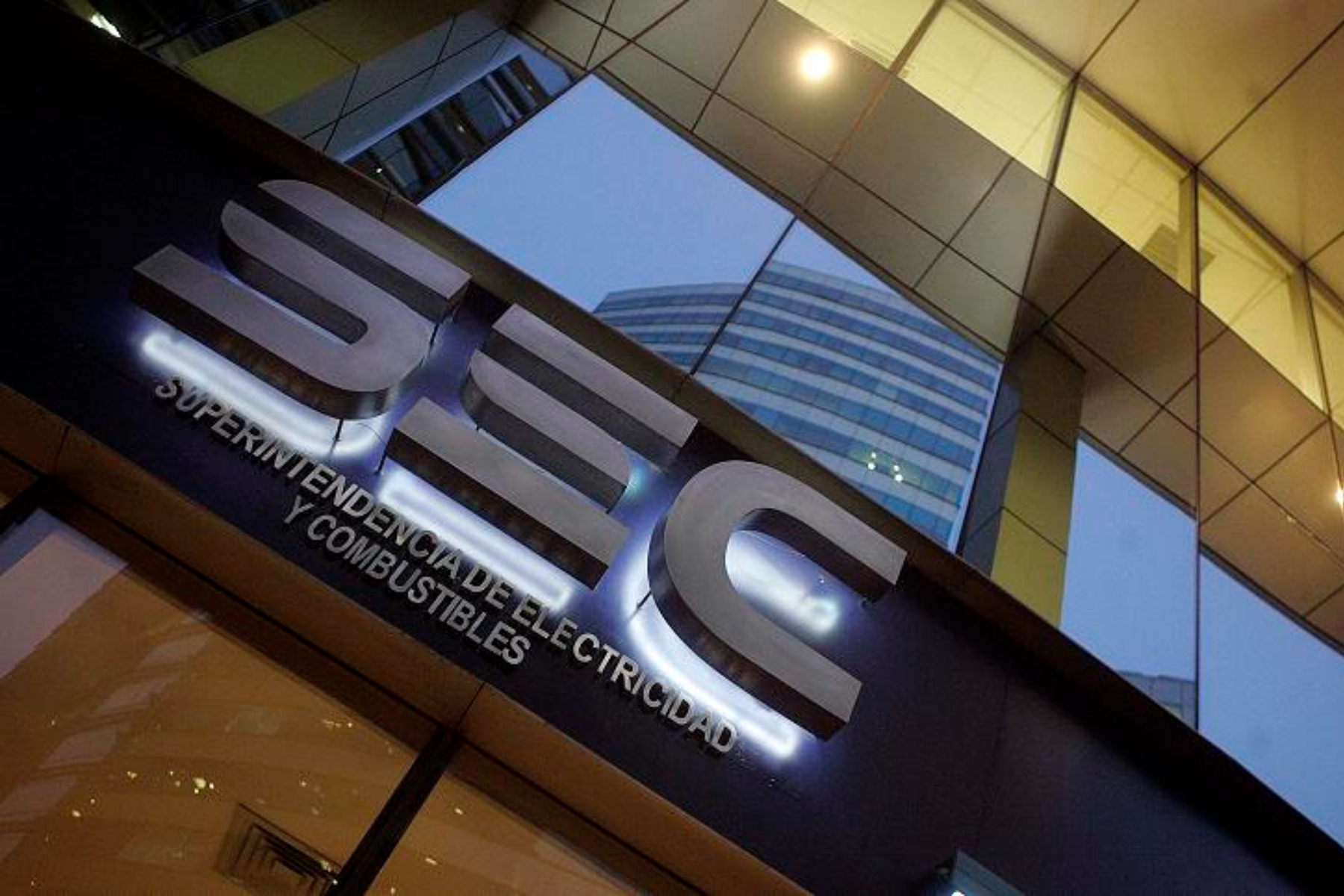 SEC formula cargos a más de 40 empresas por no cumplir con Ley de Eficiencia Energética