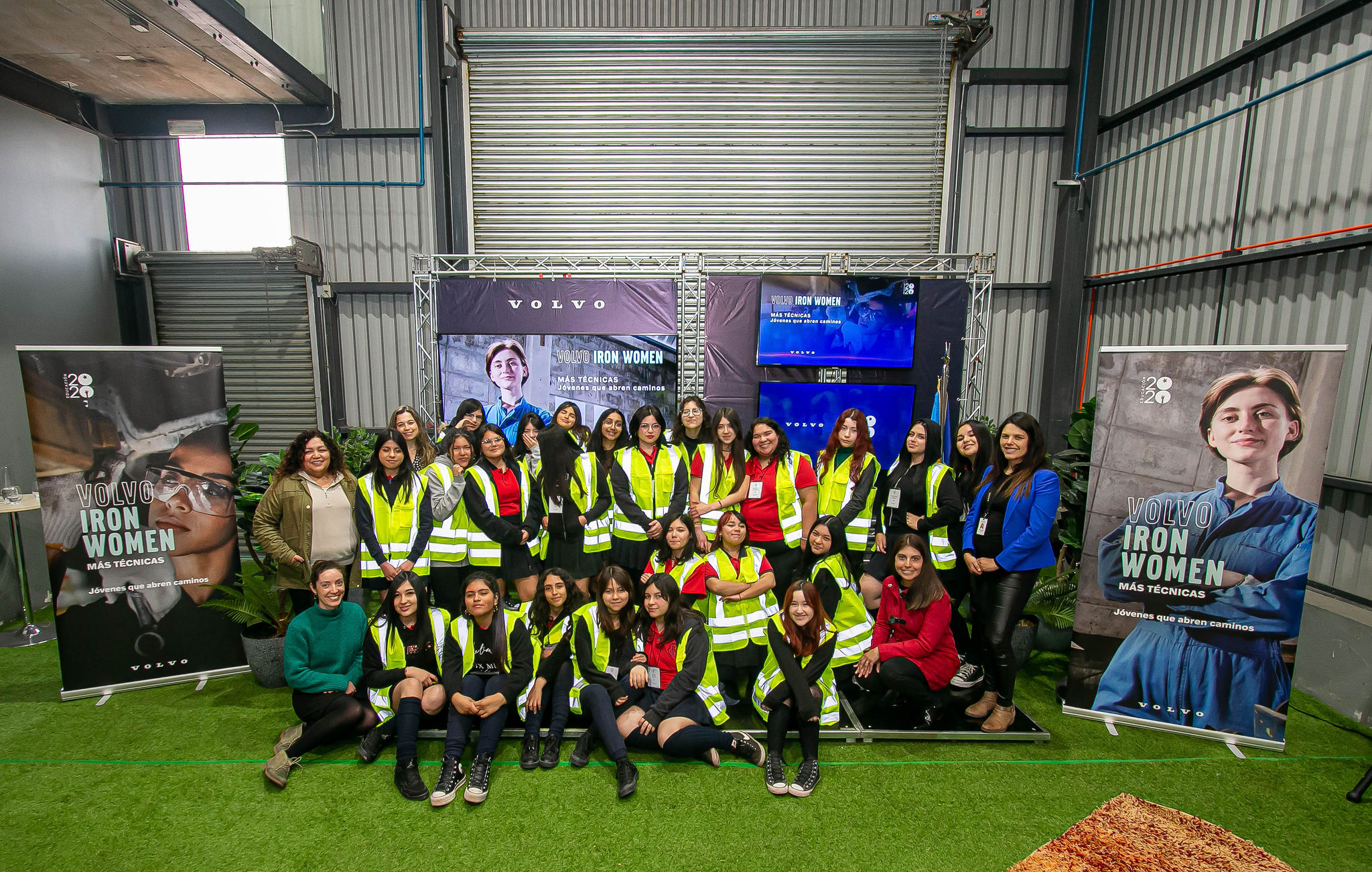 “Mujeres que abren caminos”: Volvo Chile potencia la formación femenina en transporte y mecánica