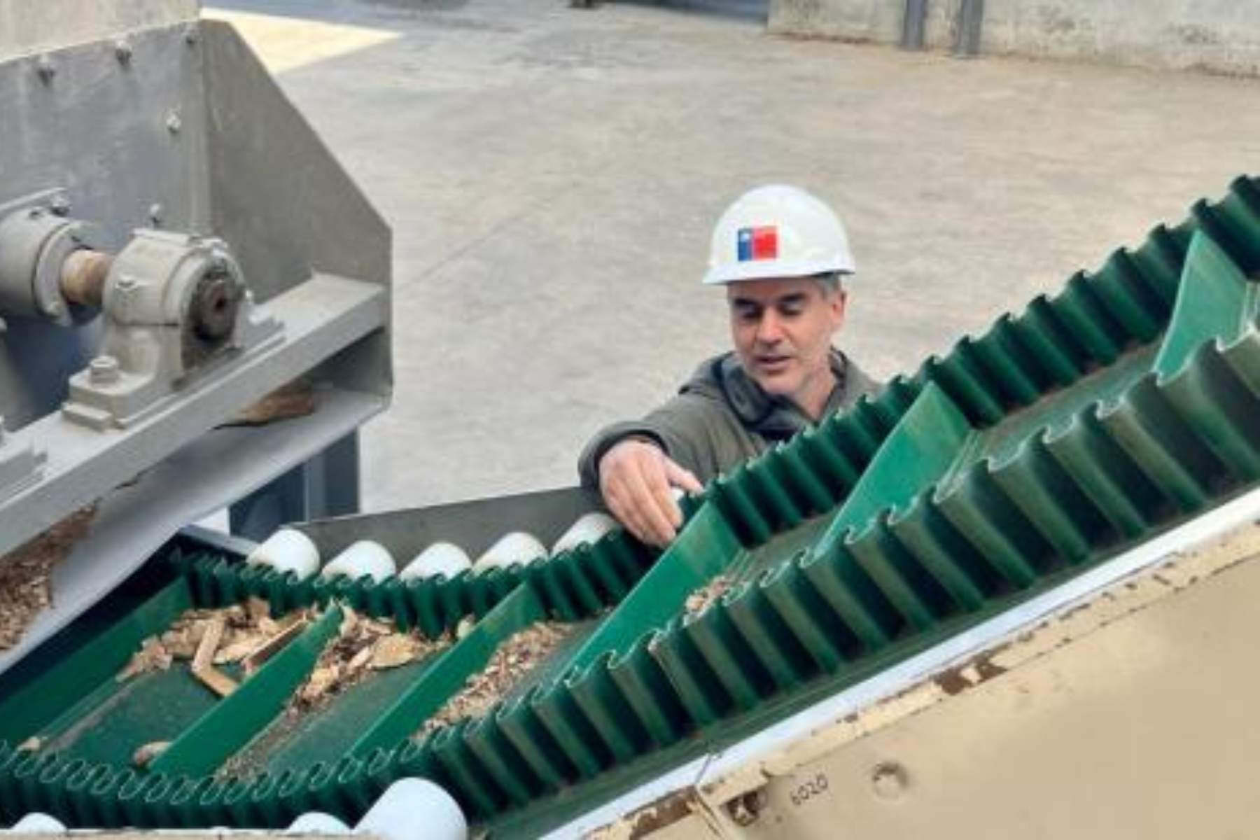 Autoridades visitan construcción de planta de pellet en Coyhaique