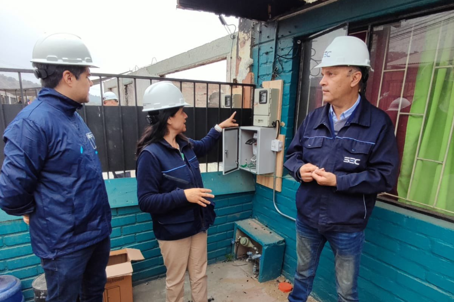 Valparaíso: Verifican reposición del suministro eléctrico en zonas afectadas por incendios