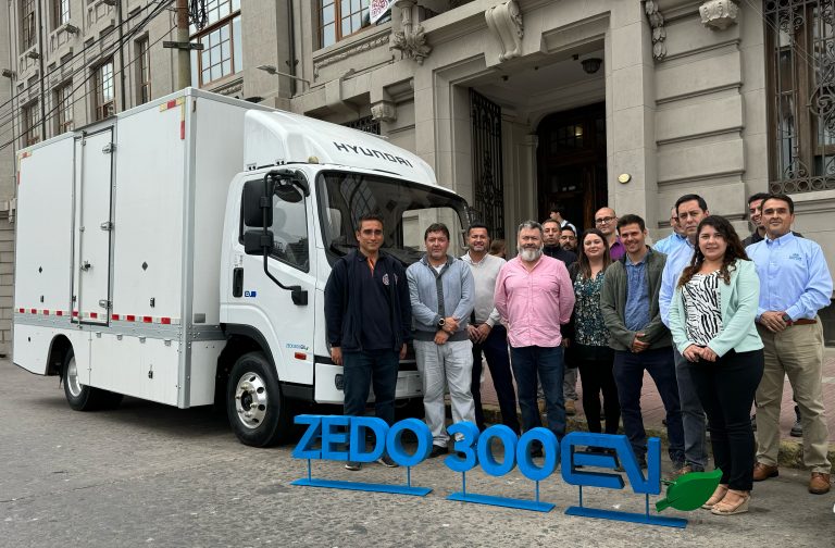 Reciclaje y electromovilidad: Hyundai Camiones & Buses entrega un Zedo 300EV a universidad