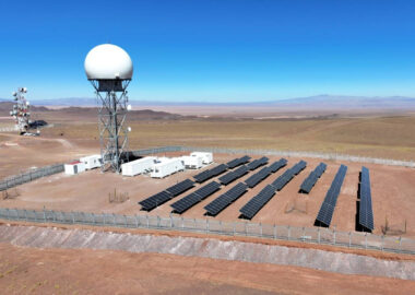 Inauguran la primera estación radar en el mundo alimentada 100% de energía solar