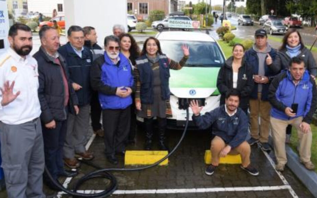 Entregan tarjetas de carga eléctrica gratuita a 10 taxistas de Los Ríos