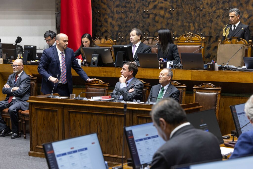 Senado aprueba en general proyecto que busca eximir a personas electrodependientes por no votar