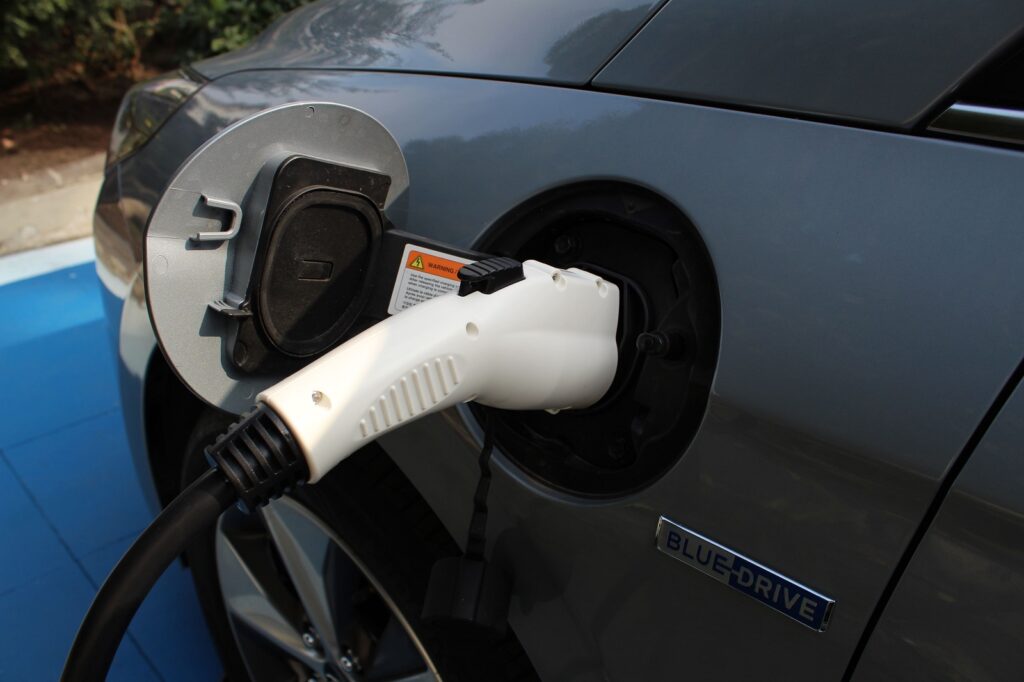 Sernac detecta problemas de compatibilidad en sistemas de carga de vehículos eléctricos e híbridos del país