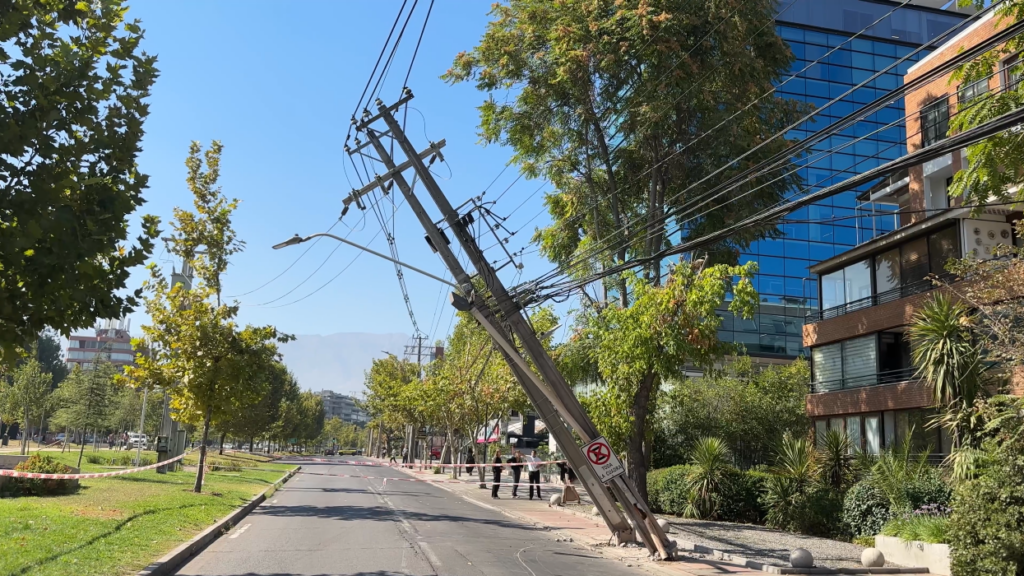 Enel Distribución registra más de 1.100 choques contra postes eléctricos en lo que va de 2026
