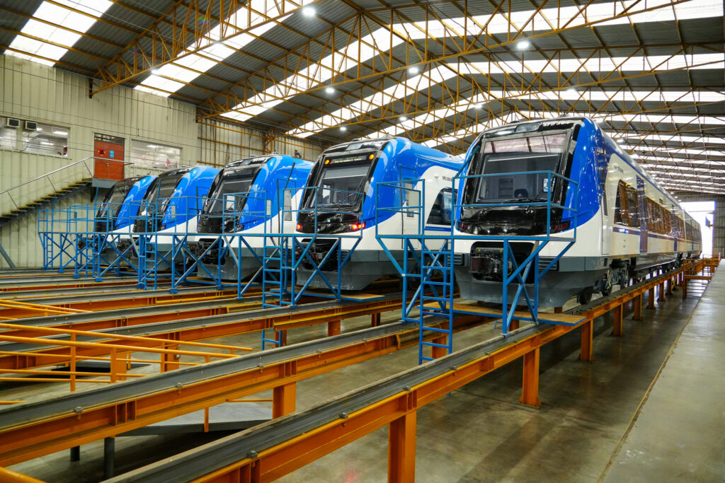 EFE presenta nuevos trenes para reforzar los servicios ferroviarios del sur del país